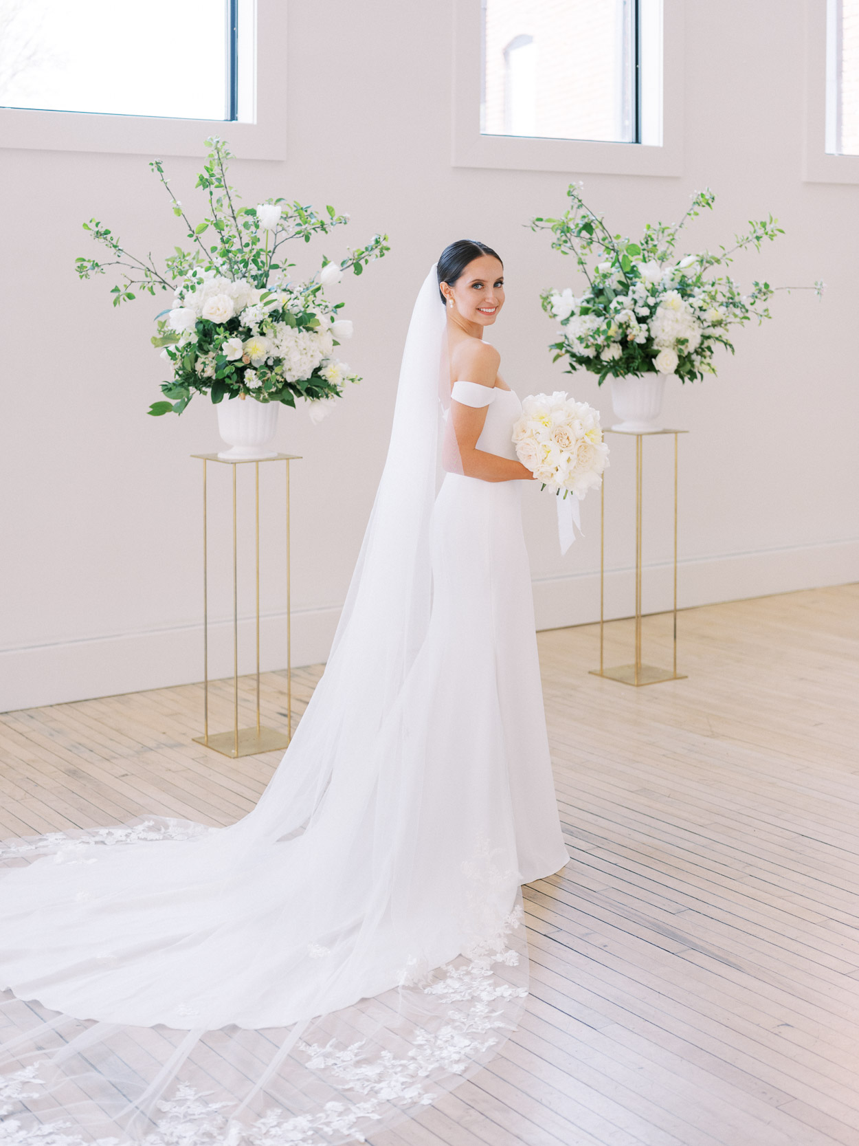 Bride with timeless florals at Gordon Green in Cleveland, Ohio