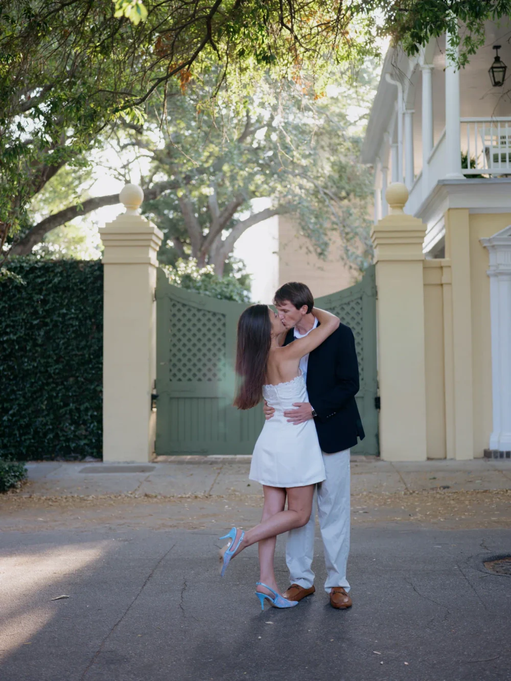 Charleston engagement photographer capturing spring downtown portraits
